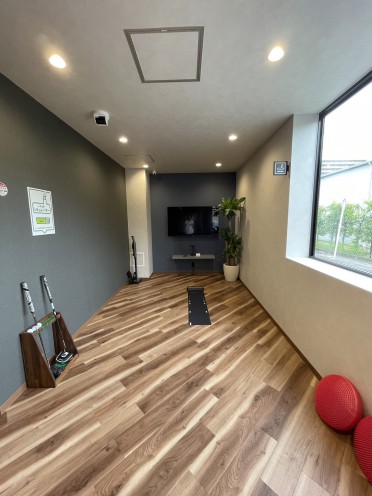 個室の待ち場。広い床にクラブスタンド